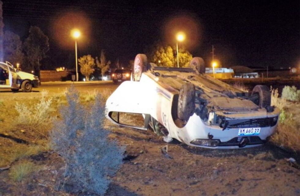 Trelew: chocó y volcó en el acceso pero se encuentra fuera de peligro