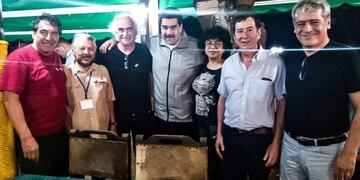 Los sindicalistas Hugo Cachorro Godoy de (Titular de ATE Nacional), Ricardo Peidro (Secretario General de la CTA Autónoma, el Secretario de Relaciones Internacionales de la CTA Adolfo Fito Aguirre y el Titular de CLATE, Julio Fuentes, con el venezolano Nicolás Maduro\u002E