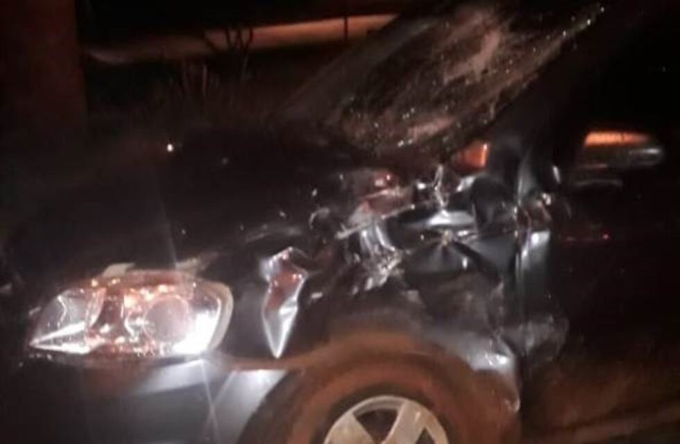 Dos autos matan a un joven en moto y a una chica, en Jardín América