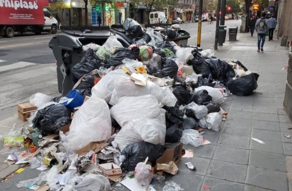 Y siguen bastos... la Capital amaneció bañada de basura