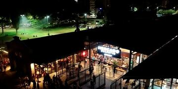 El Mercado del Patio propone noches de viernes con un toque diferente durante el invierno\u002E (Archivo)