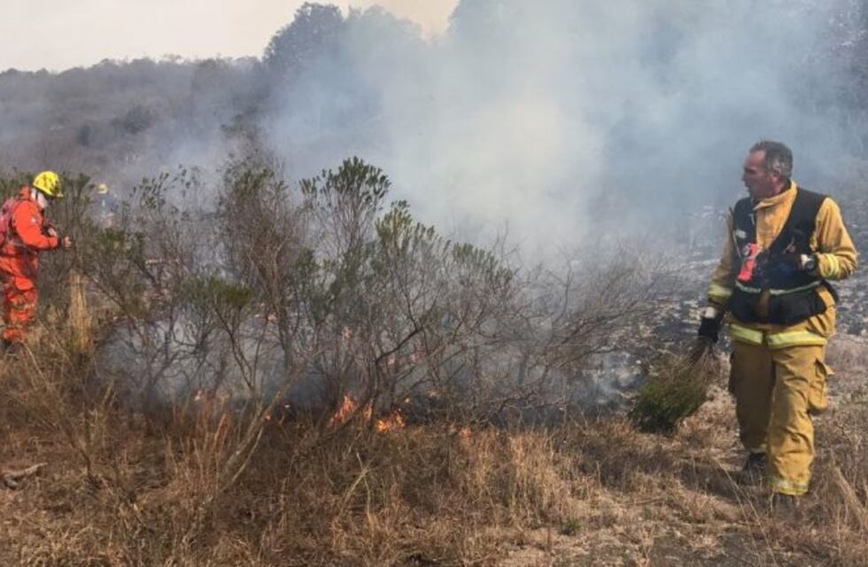Bomberos combaten dos focos activos en Córdoba