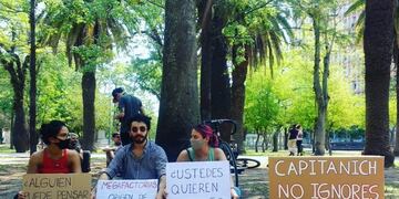 Manifestantes en favor del medio ambiente sostienen los carteles con distintos mensajes\u002E (Foto: Gentileza Facebook Somos Monte Chaco)