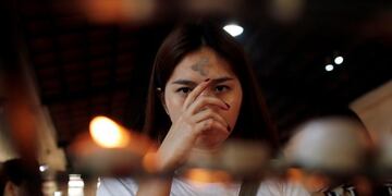 FRM01\u002E PASAY CITY (FILIPINAS), 06/03/2019\u002E- Una filipina con una cruz en la frente asiste a una misa en una iglesia con motivo de la celebración del Miércoles de Ceniza, este 6 de marzo de 2019, en en el barrio de Pasay City, al suroeste de Manila (Filipinas)\u002E EFE/Francis R\u002E Malasig