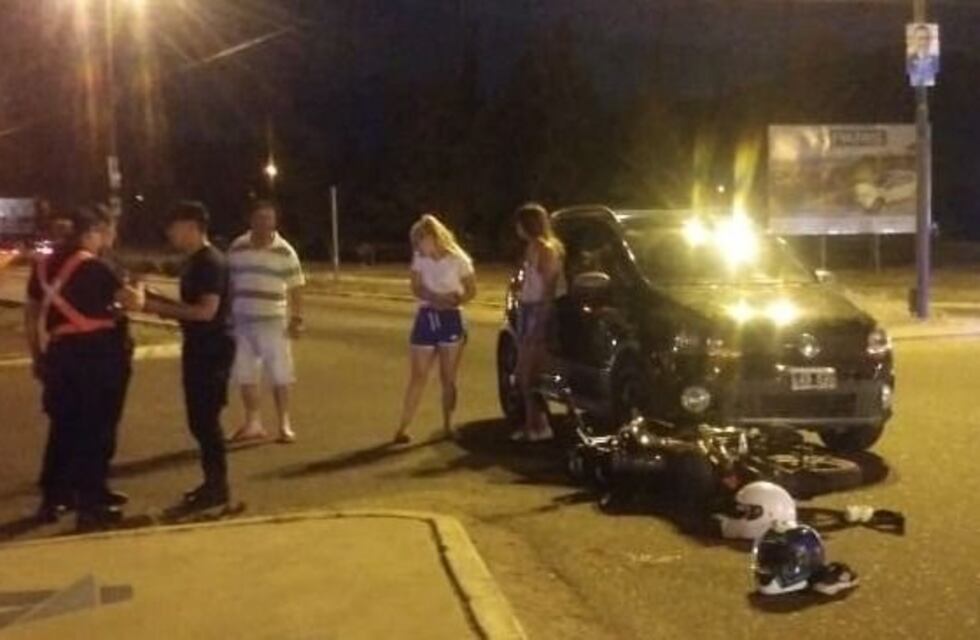 Tuvieron que amputarle la pierna al motociclista que fue chocado por una camioneta