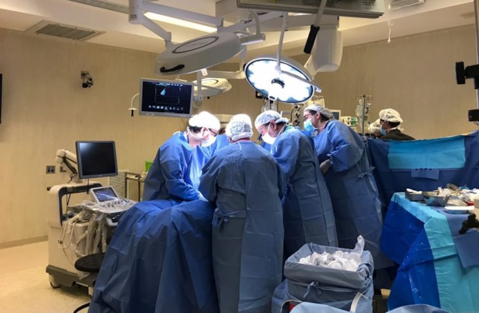 Operaron con éxito un feto de 25 semanas para tratar la espina bífida