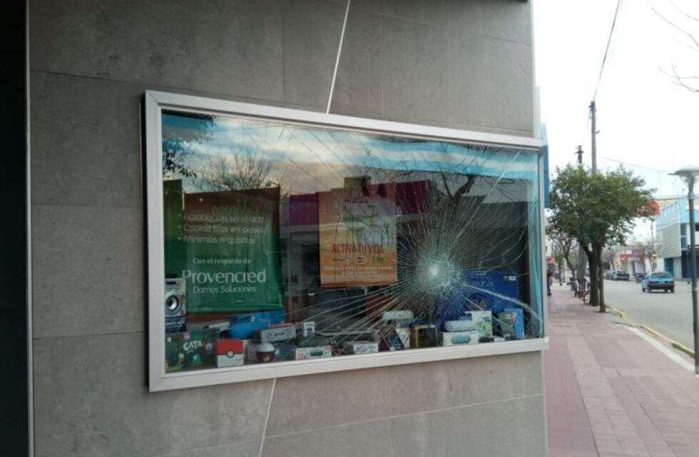 Intentaron romper un vidrio en local de Vidal Hogar