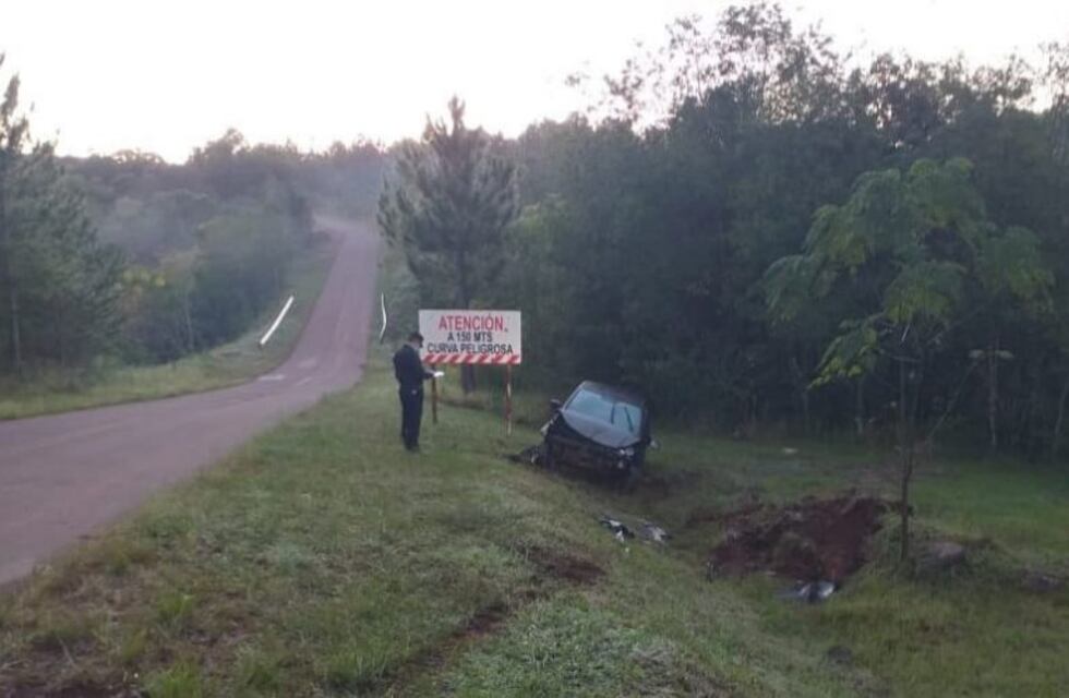 Despistó con su auto y terminó contra una banquina