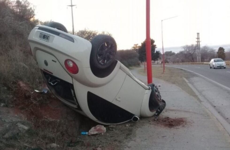 Solo un susto: un vecino de Juana Koslay se quedó dormido y volcó con su auto