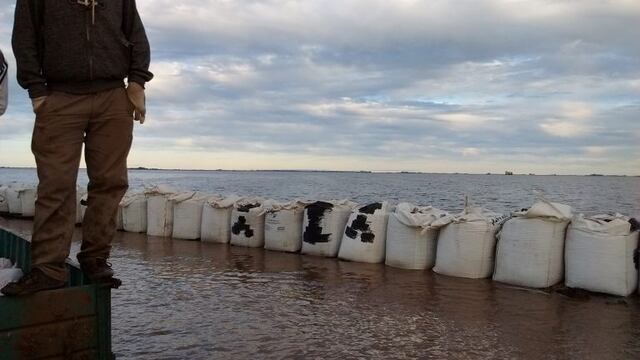 Afirman que las bolsas de arena ofrecen una contenciu00f3n precaria frente a la lluvia y el viento sur.