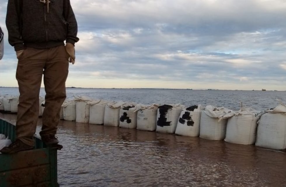En Melincué planean mejorar las defensas sobre la ruta 90 para frenar el agua de la laguna