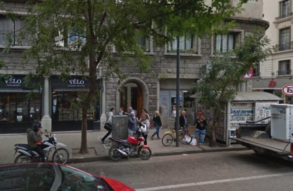 Habría caído de un quinto piso y la Policía investiga el caso