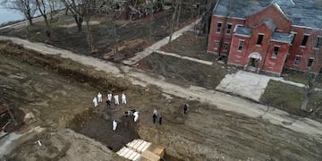Personal sanitario trabajando en las fosas comunes de Hart Island, una pequeña isla frente al Bronx\u002E (AP)