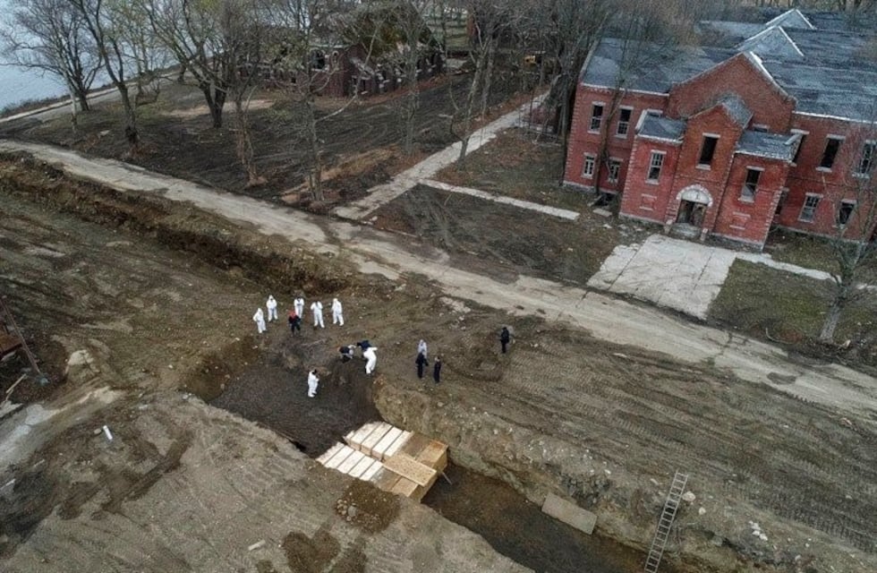 Avance de la pandemia en Estados Unidos: morgues saturadas y entierros en fosas comunes