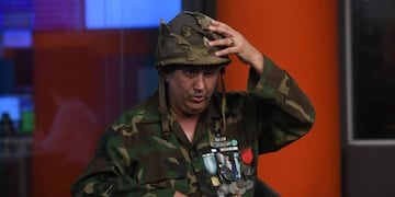 Jorge Altieri, feliz con la recuperación del casco que utilizó en la guerra de Malvinas\u002E (Maximiliano Luna)