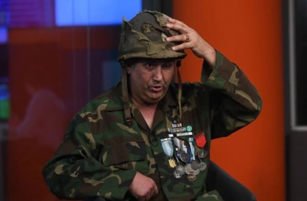 Malvinas: El emocionante agradecimiento del soldado que recuperó su casco a la historiadora cordobesa que lo halló en internet