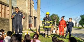 Bomberos con los chicos\u002E