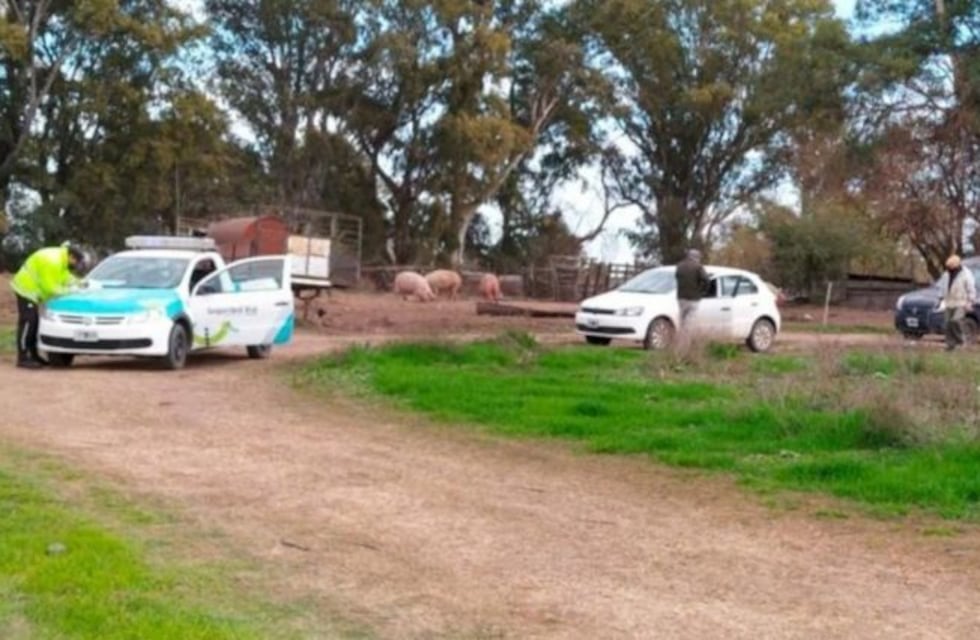 Bolívar: abrió un camino dentro de su campo y cobraba "peaje" a quienes quisieran evitar controles sanitarios