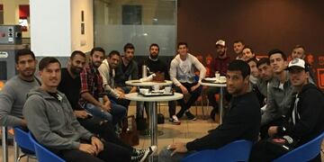 EL plantel de Newell's debiu00f3 volar a Mar del Plata sin la ropa deportiva por el paro del personal del club.