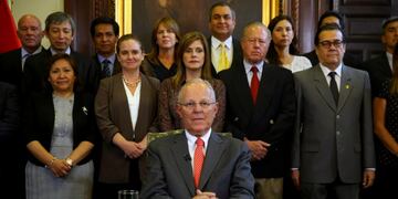 LIM01\u002E LIMA (PERÚ), 21/03/2018\u002E- Fotografía cedida por la Presidencia del Perú, del mandatario Pedro Pablo Kuczynski (c), durante un mensaje a su país acompañado de sus ministros hoy, miércoles 21 de marzo de 2018, en el Palacio de Gobierno de Lima (Perú)\u002E La dimisión hoy del presidente de Perú, Pedro Pablo Kuczynski, puso punto final a un Gobierno que duró un año, siete meses y 21 días, salpicado desde sus inicios por el azote de la corrupción y por una implacable oposición liderada por el partido fujimorista Fuerza Popular\u002E EFE/Juanca Guzmán/PRESIDENCIA DE PERÚ/SOLO USO EDITORIAL/NO VENTAS peru lima Pedro Pablo Kuczynski peru crisis politica por la renuncia del presidente renuncia del presidente de peru