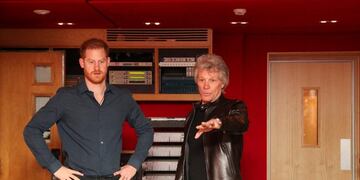 El príncipe Harry y Jon Bon Jovi en los estudios de Abbey Road, en Londres\u002E (Hannah McKay/Pool/Reuters)