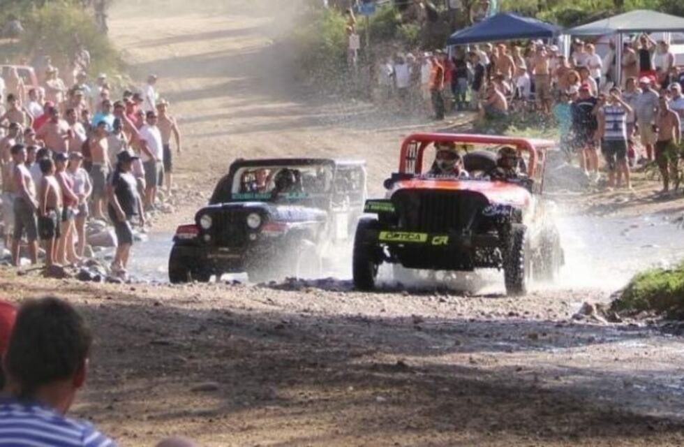 Video: volcó un Jeep en el Safari Tras las Sierras y a un auto se le escapó una rueda