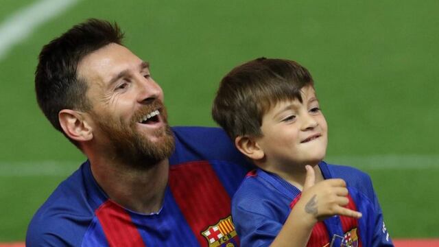 festejo festejos de los futbolistas jugadores campeon campeones del torneo El argentino Lionel Messi junto a su hijo luego de la final de la Copa del Rey entre el Barcelona y el Alavu00e9s en Madrid, Espau00f1a, el 27/05/2017. El Barcelona venciu00f3 por 3-1 al Alavu00e9s en una final decidida por el peso de la lu00f3gica y una enorme exhibiciu00f3n de Lionel Messi en la primera parte. (Vinculado al texto de dpa
