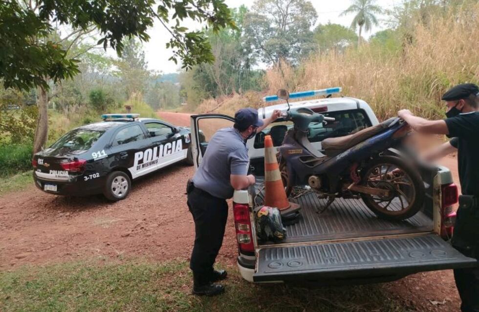 Recuperan una moto que estaba escondida en una zona de malezas