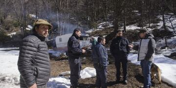 Policías dialogan con Emilio Friedrich (de campera blanca) en el lote\u002E (Diario Río Negro)\u002E