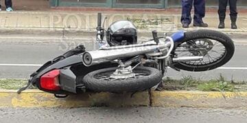 Tras el impacto, la moto quedó apostada sobre el cantero central\u002E (Policiales San Nicolás)