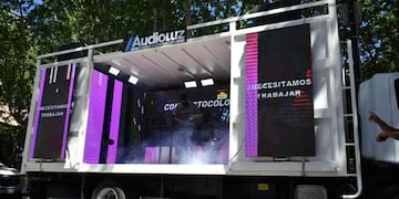 La caravana pasó por el Palacio de los Leones y luego siguió hacia la Plaza San Martín\u002E (@PHFranReggiardo)