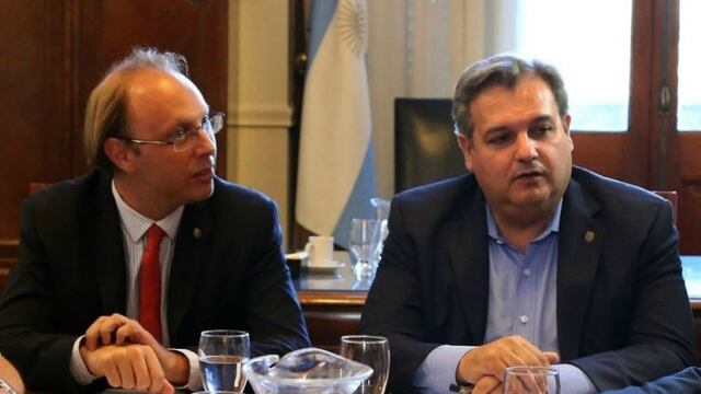 Los ministros de Hacienda y Gobierno, Gonzalo Saglione y Pablo Faru00edas.