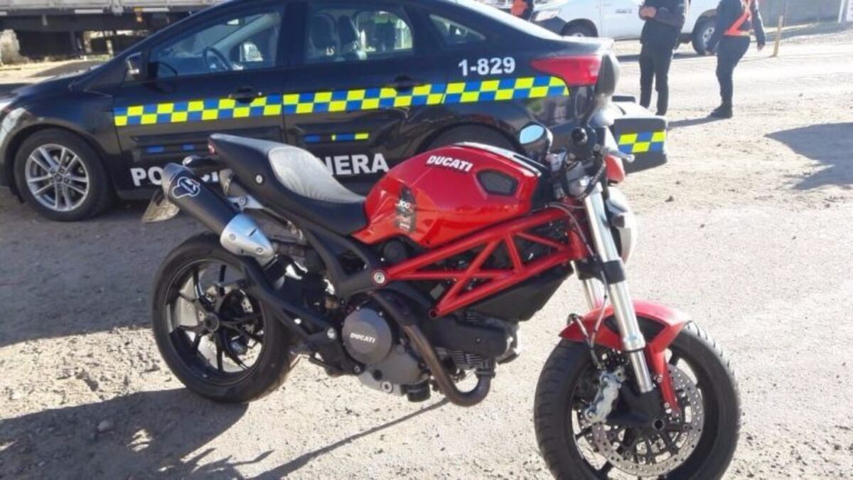 Ducati modelo Monster 800\u002E La moto bajo la lupa\u002E Foto: Policía Caminera\u002E