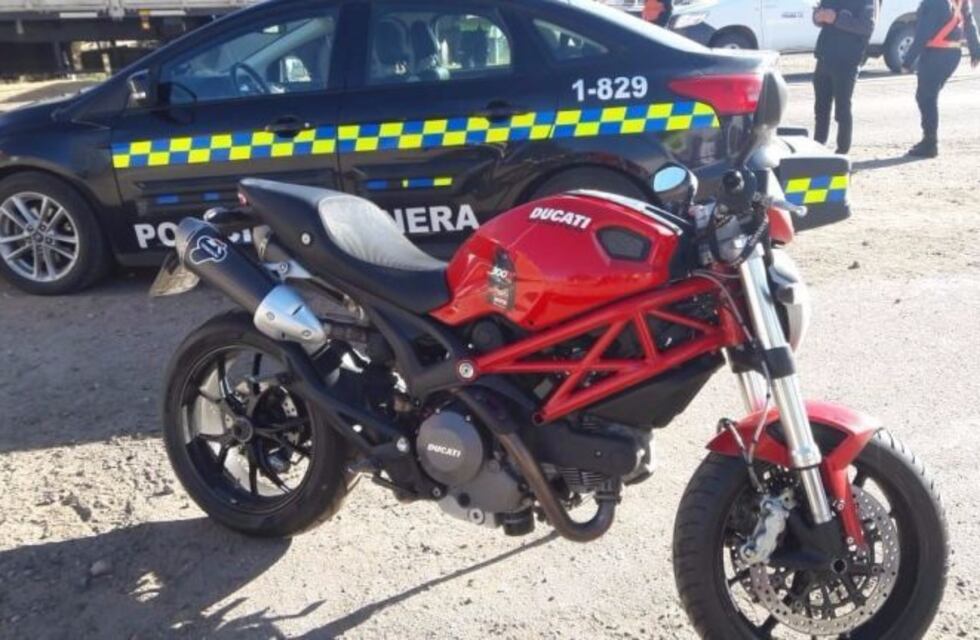 Detuvieron a una pareja que viajaba en una moto robada