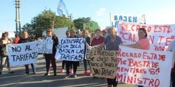Los manifestantes llevaron varias banderas dónde expresan su descontento\u002E