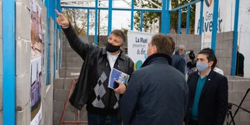 Visita de Rodolfo Suáez y Walther Marcolini al SUM barrio del barrio San Carlos en General Alvear