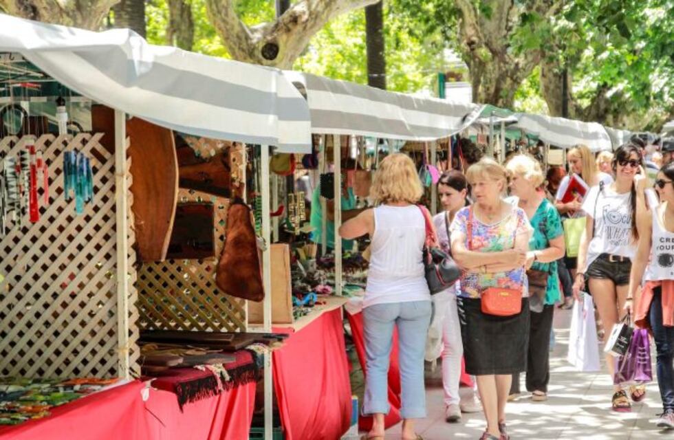 Regalos para grandes y chicos y de todos los precios en la Feria Navideña de Plaza Pringles