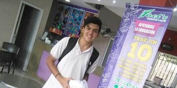 Un heladero regala un kilo de helado a los chicos que se saquen 10 en la escuela\u002E