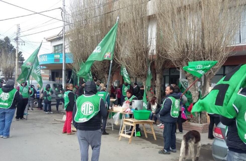 Auxiliares de Educación se manifiestaron frente a CPE