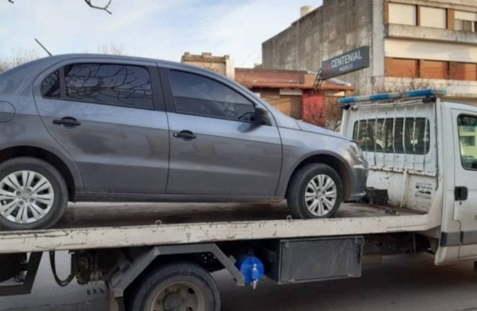 Se quedó dormido con el auto parado en medio de la avenida: estaba borracho