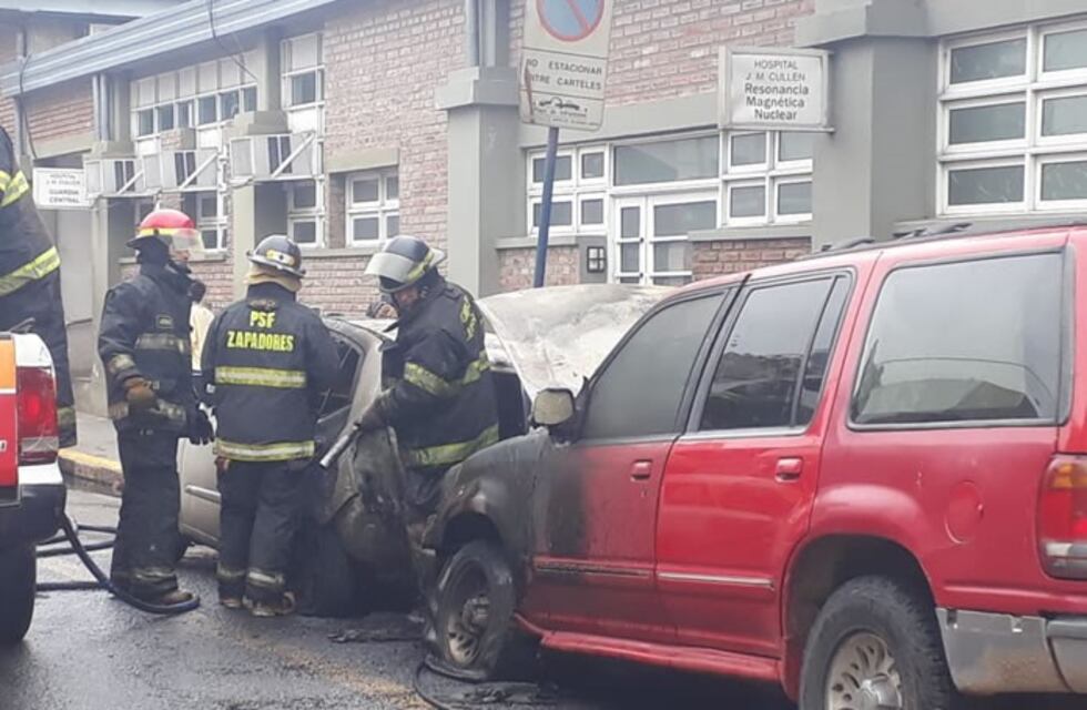 Se incendiaron dos autos cerca del Hospital Cullen