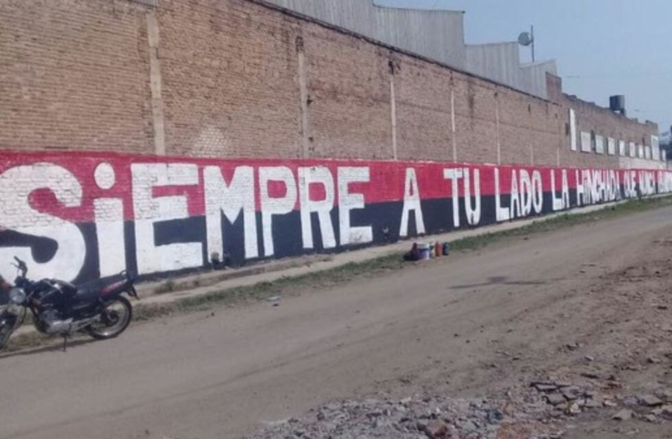 Por una pintada, un hombre terminó con un cuchillo clavado en la espalda