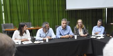 Castellano, junto a Julia Davicino y Eduardo López (salientes) y Amalia Galantti (entrante)\u002E (Prensa Municipalidad de Rafaela)
