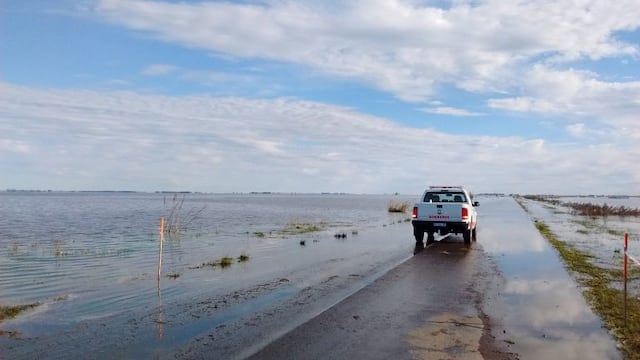 El agua de la laguna Melincuu00e9 cubriu00f3 buena parte de la Ruta Provincial 90 frente al pueblo santafesino.