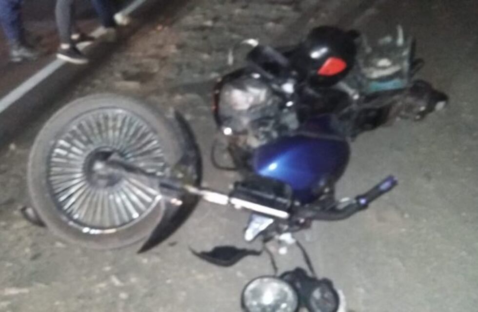 Una motocicleta impactó contra una camioneta: un joven con grave traumatismo de cráneo