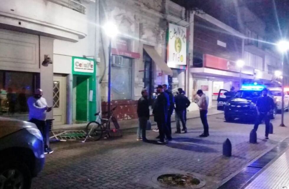 Más de 200 personas fueron a una fiesta ilegal en la peatonal de Santa Fe