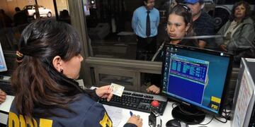 Adulteraron permisos notariales de los padres de la adolescente para cruzar la frontera, pero fueron descubiertos por la PDI.