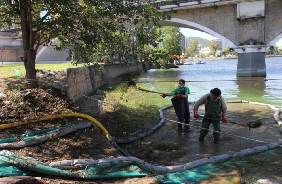 Continúan las tareas de limpieza en el Lago de Carlos Paz
