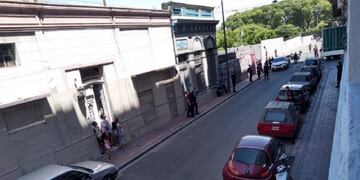 Toma de rehenes en San Telmo: la Policía negocia con los delincuentes\u002E