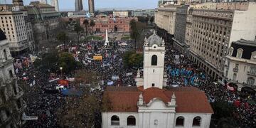 Miles de argentinos marcharon en Buenos Aires, para pedirle al Gobierno del presidente, Mauricio Macri, y a la Justicia por el paradero de Santiago Maldonado\u002E (DPA)